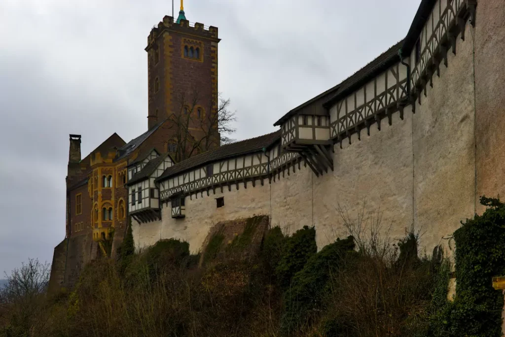 Die imposante Wartburg mit Fachwerkfassaden und Hauptturm.